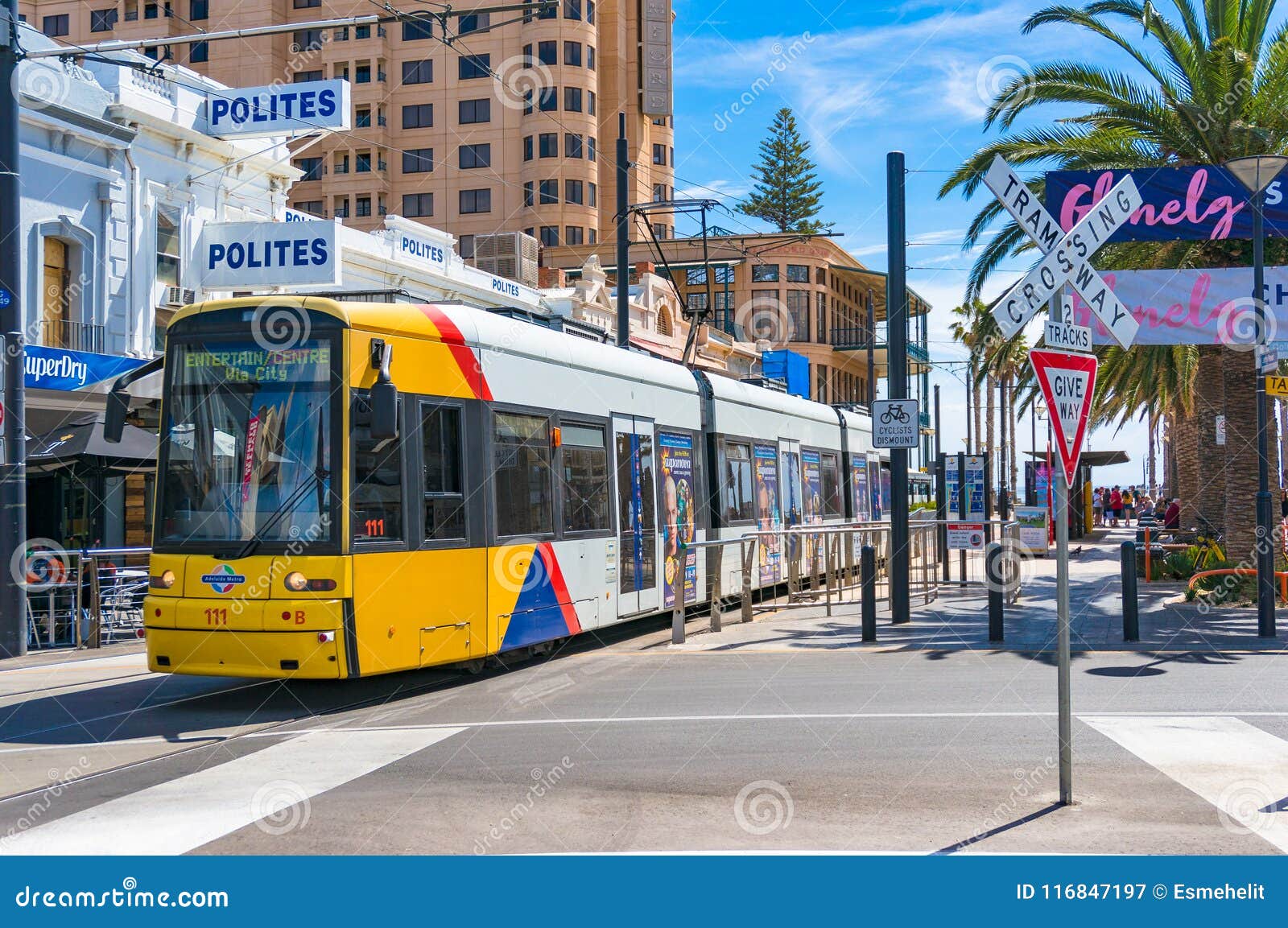 Jaskrawy żółty tramwaj na Moseley kwadracie Glenelg, Australia. Glenelg Australia, Listopad, - 13, 2017: Jaskrawy żółty tramwaj na Moseley kwadracie Transport publiczny Południowy Australia Glenelg, Australia