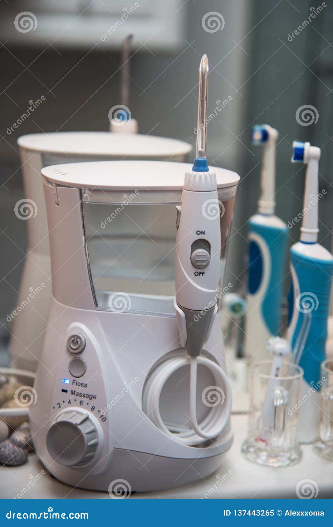 Jato De água Dental De Irrigator Com Escova De Dentes Elétrica Imagem de  Stock - Imagem de interior, medicina: 137443265