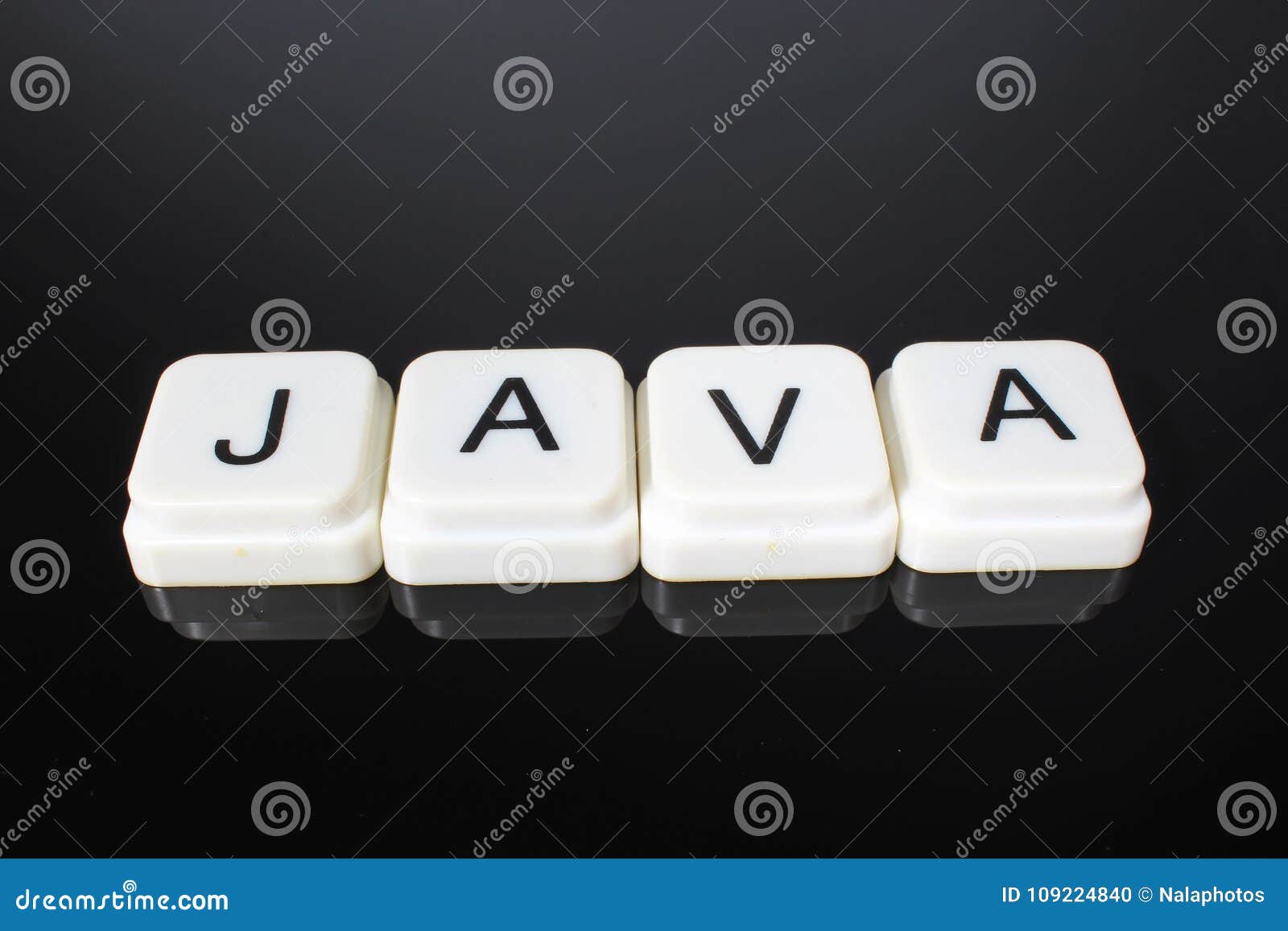 Java文本词标题说明标签盖子背景背景字母表信件在黑反射性背景的玩具块白色阿尔卑斯库存照片 图片包括有标签 说明