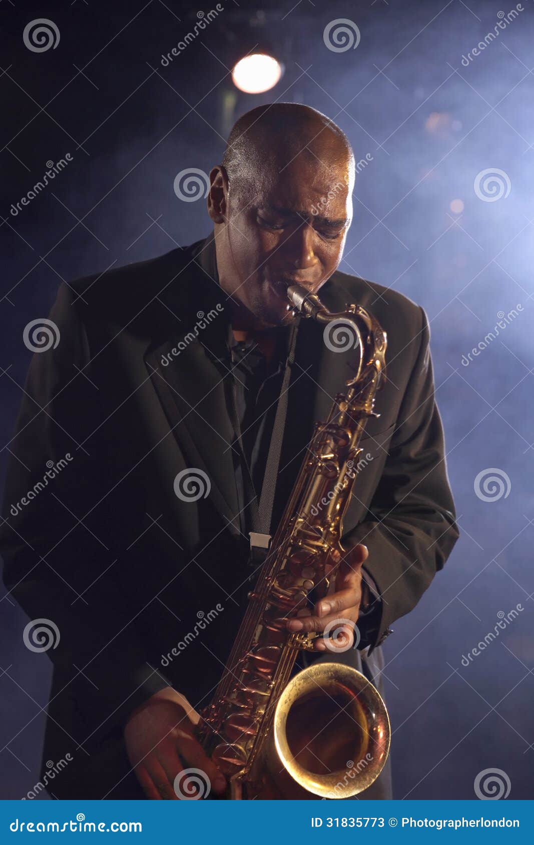 Jazz Musician With Saxophone. Jazzmusicus het spelen saxofoon op smokeystadium