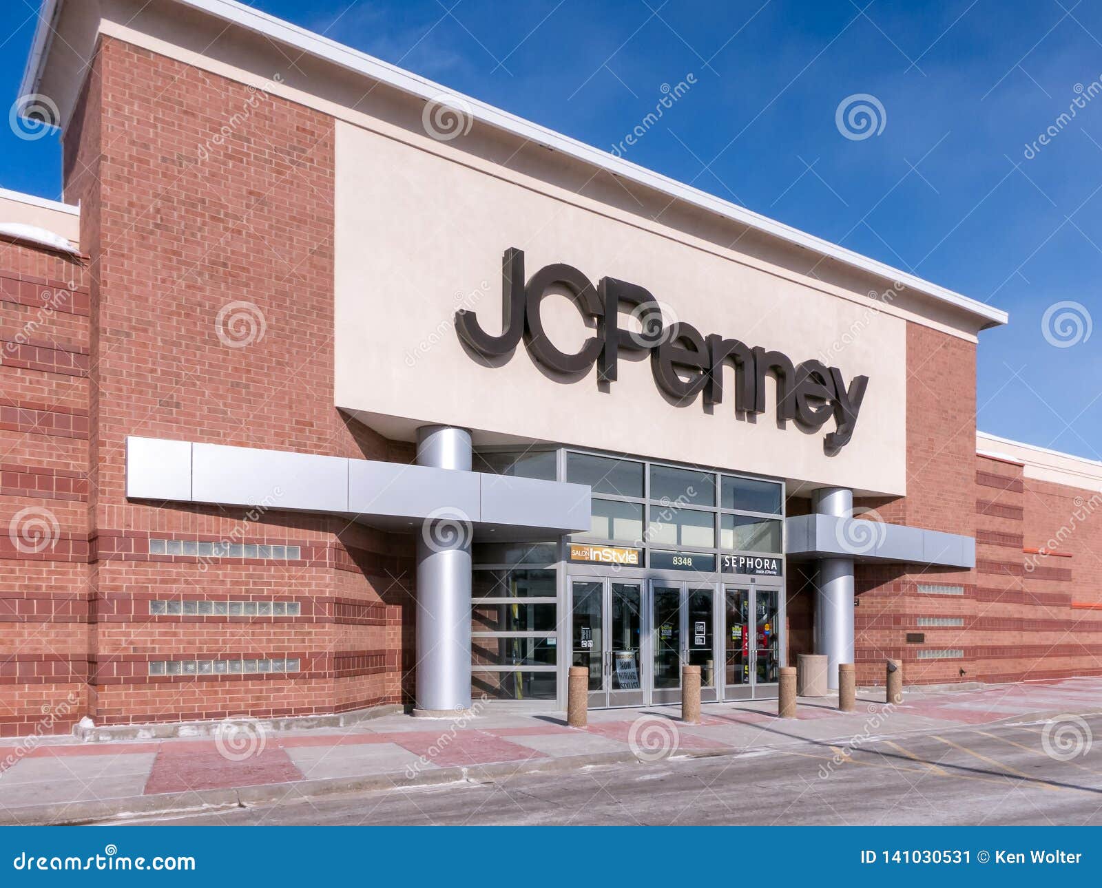 JC Penney Retail Store Exterior och varumärkeslogo. ST PAUL MN/USA - MARS 3, 2019: JC Penny detaljistyttersida och varumärkeslogo J C Penney Company Inc är en amerikansk varuhuskedja