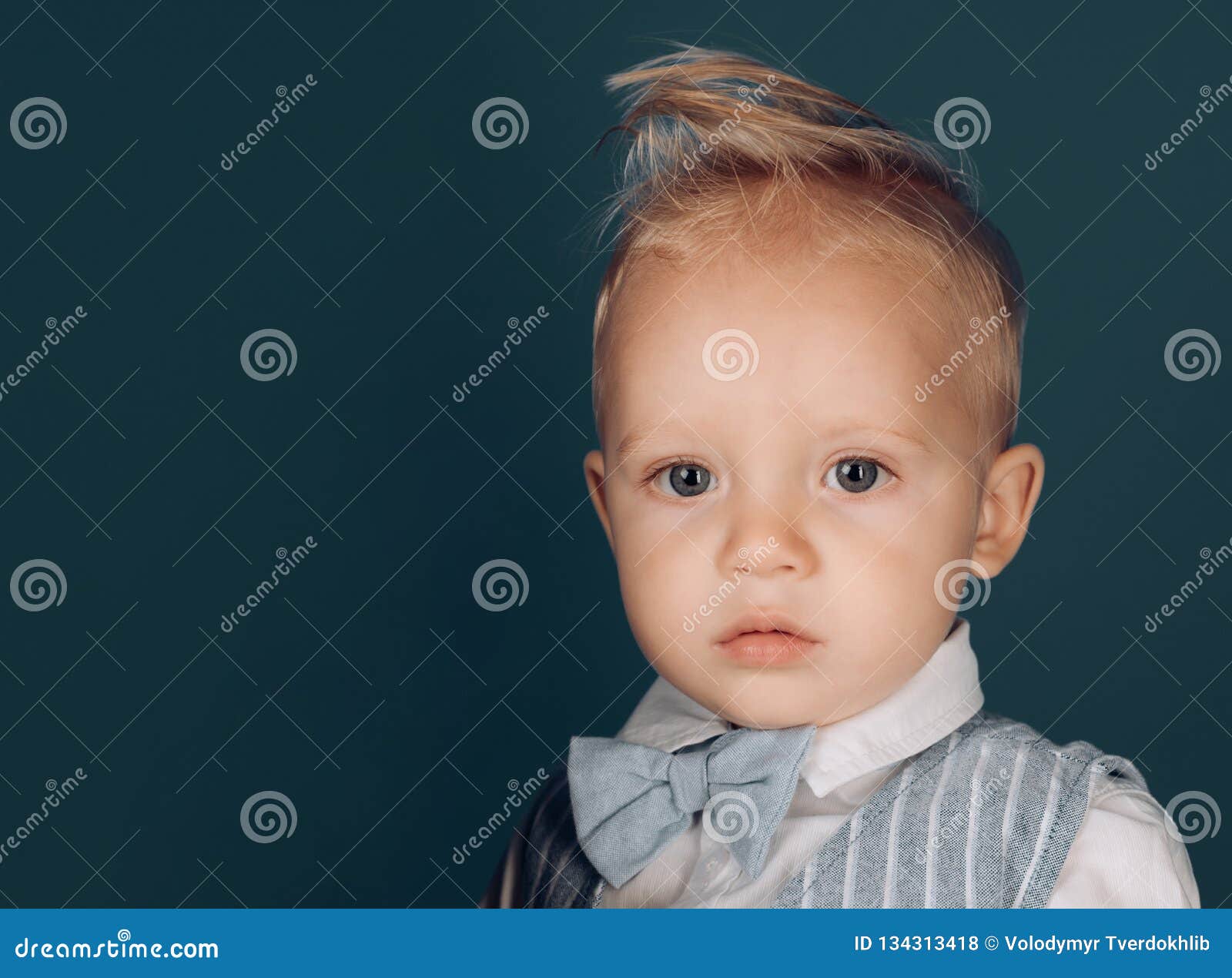 Je M Inquiete De Mes Cheveux Petit Enfant Avec La Coupe De Cheveux Superieure Malpropre Petit Garcon Avec La Coupe De Cheveux Ele Photo Stock Image Du Coupure Bambin