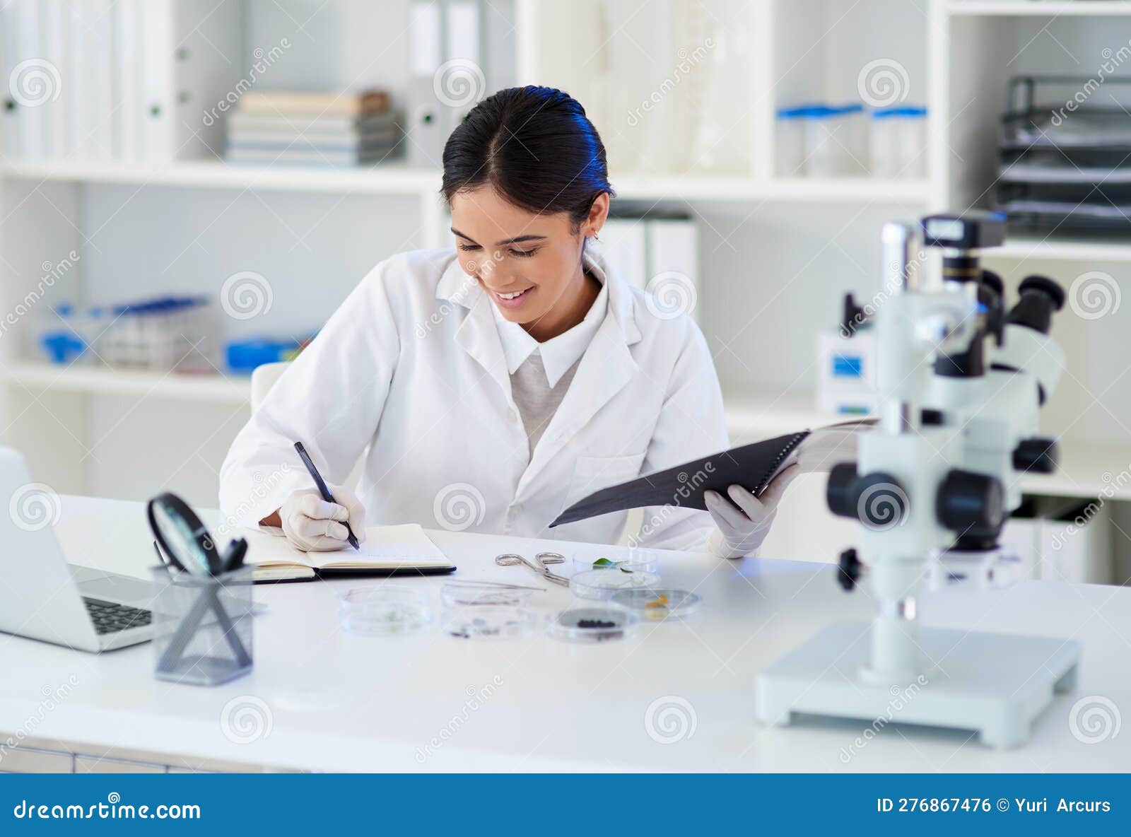 Je Suis Enthousiaste Que Mes Collègues Scientifiques Lisent Mes  Conclusions. Un Jeune Scientifique écrit Des Notes Pendant Qu'il T Photo  stock - Image du travail, gens: 276867476