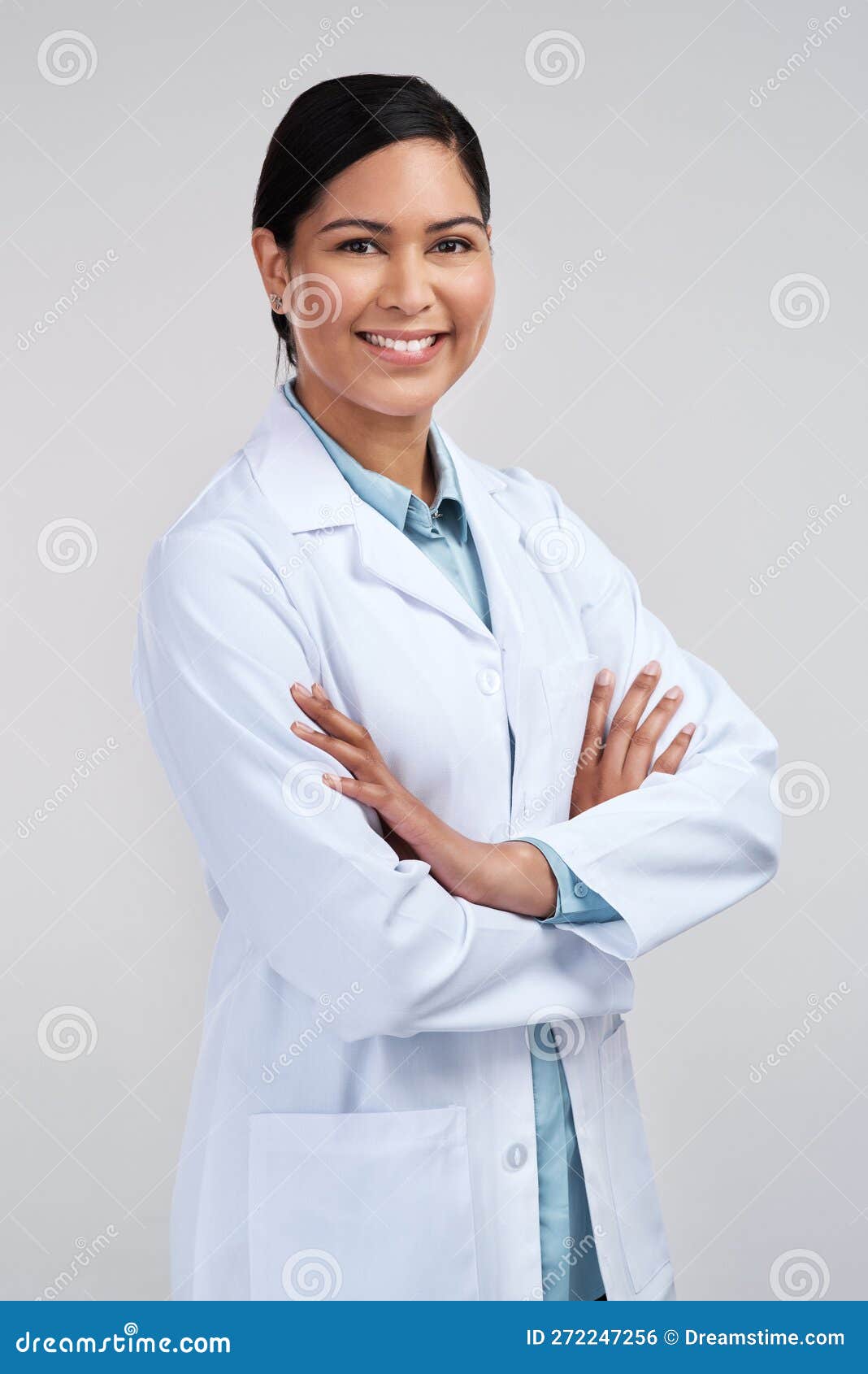 Je Suis Sûr Que J'ai Choisi La Bonne Profession. Portrait Recadré D'une  Jeune Scientifique Attrayante Debout Photo stock - Image du brune,  personne: 272247256