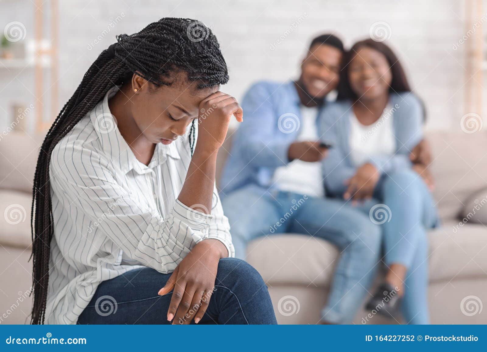 Jealous Girl Zit Alleen Terwijl Haar Vriendin Op Sofa Zit Te Knippen Stock Foto - Image Of Levensstijl, Gevoel: 164227252