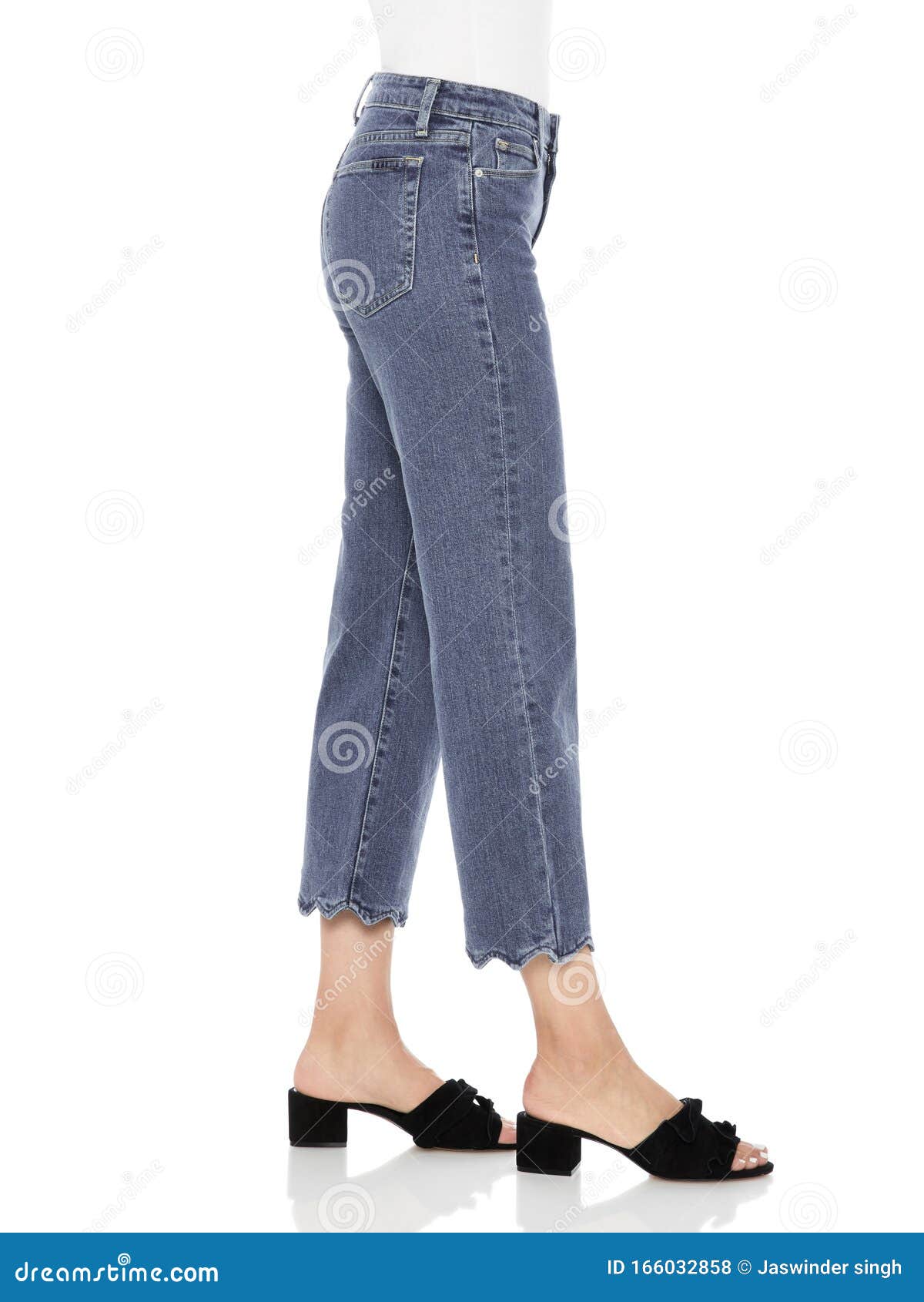 Jeans Ajustados Azules Con Tacones Negros Para La Mujer, Denim Azul Casual Para Las Mujeres Con Diseño De Bordes Emparejados Con Foto de archivo - atractivo: 166032858