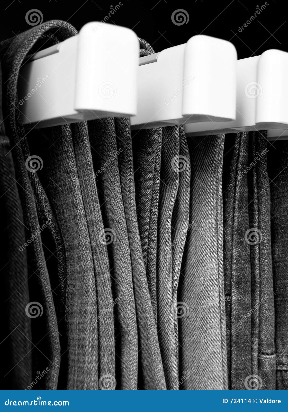 Jeans B&amp;W. Jeans, die im Wandschrank hängen