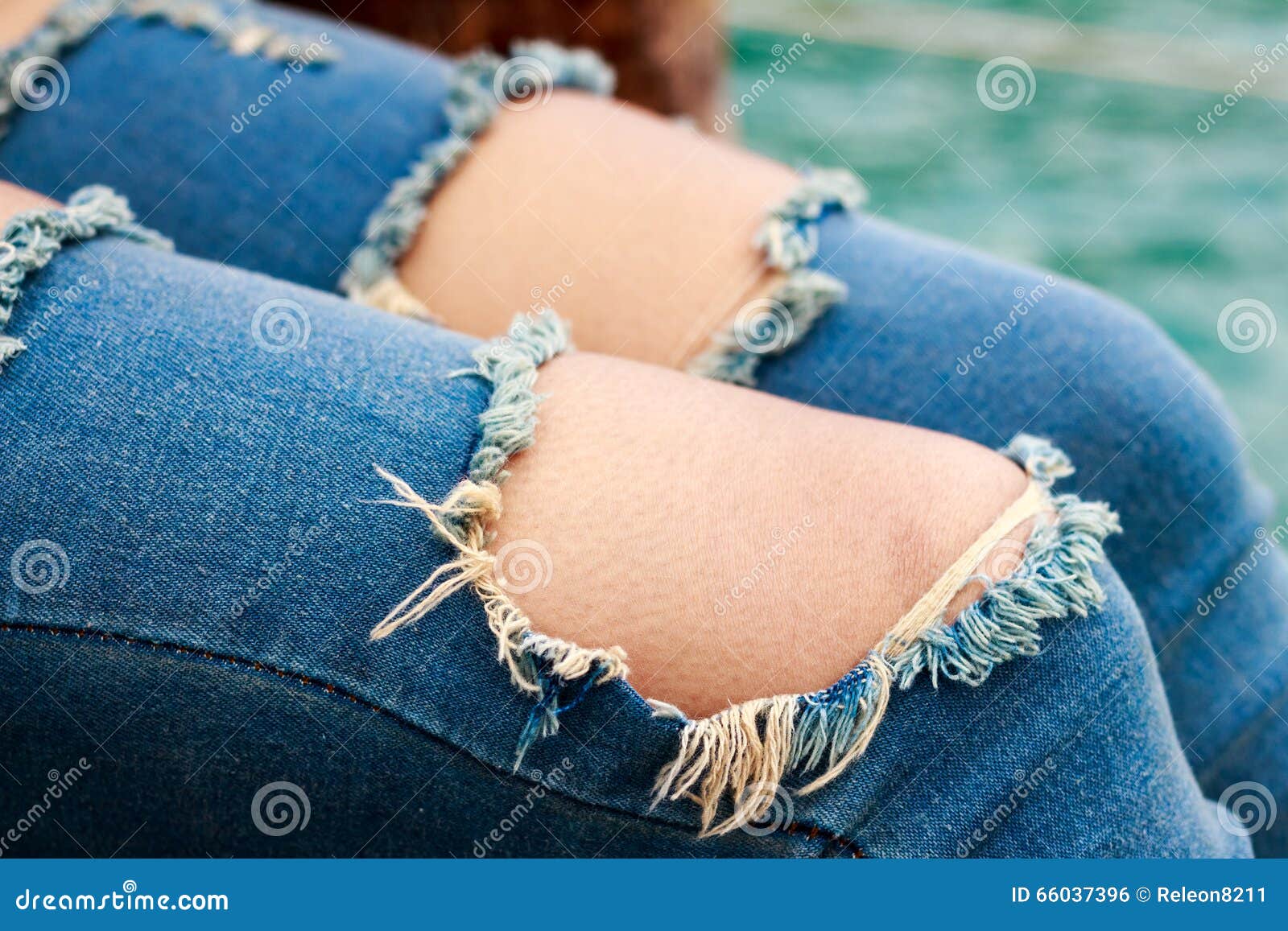 Jeans met twee grote gaten stock foto. Image of menselijk - 66037396