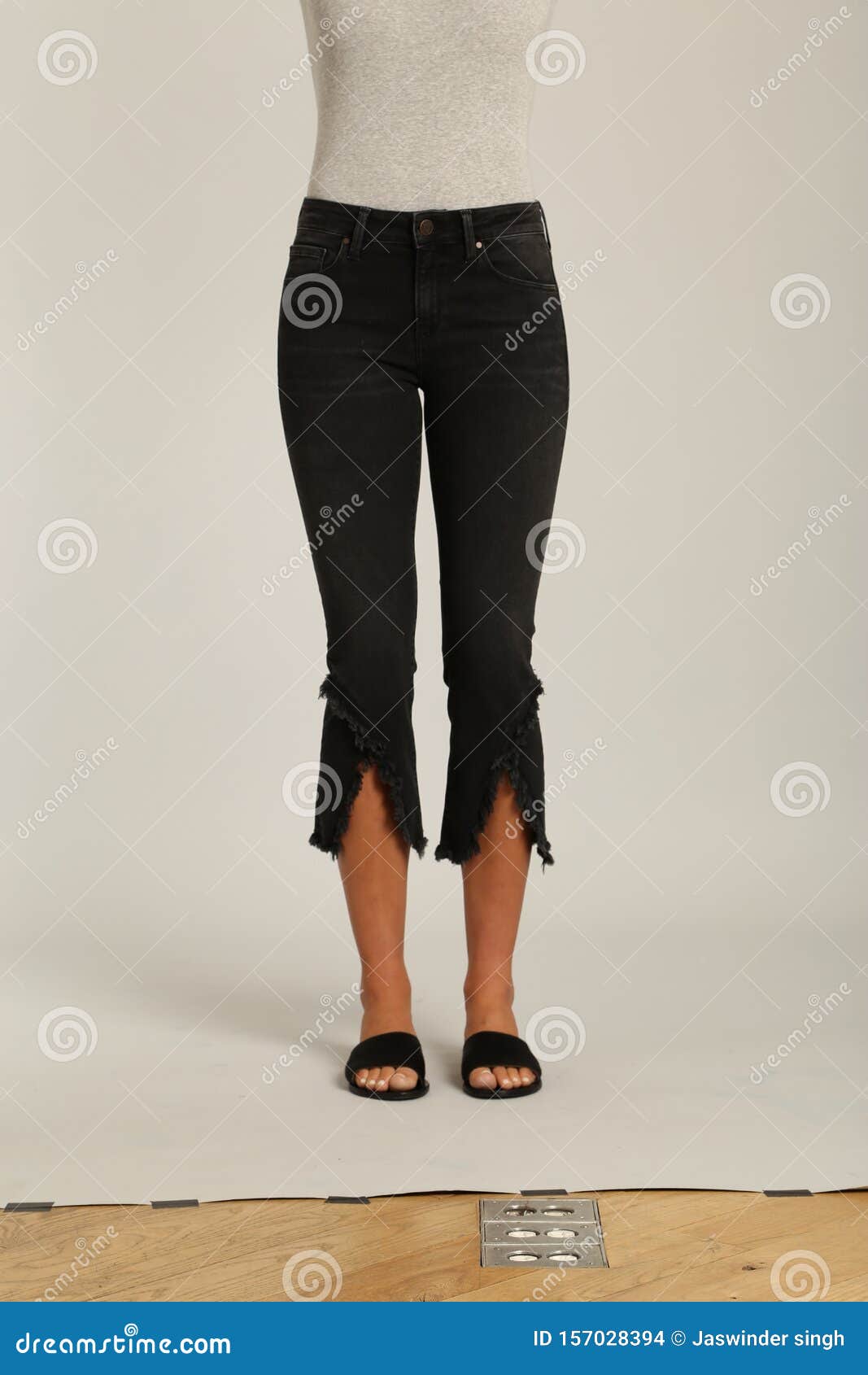 Jeans Neri Con Tacchi Neri Per Donna Fotografia Stock Immagine di jeans, bikini 157028394