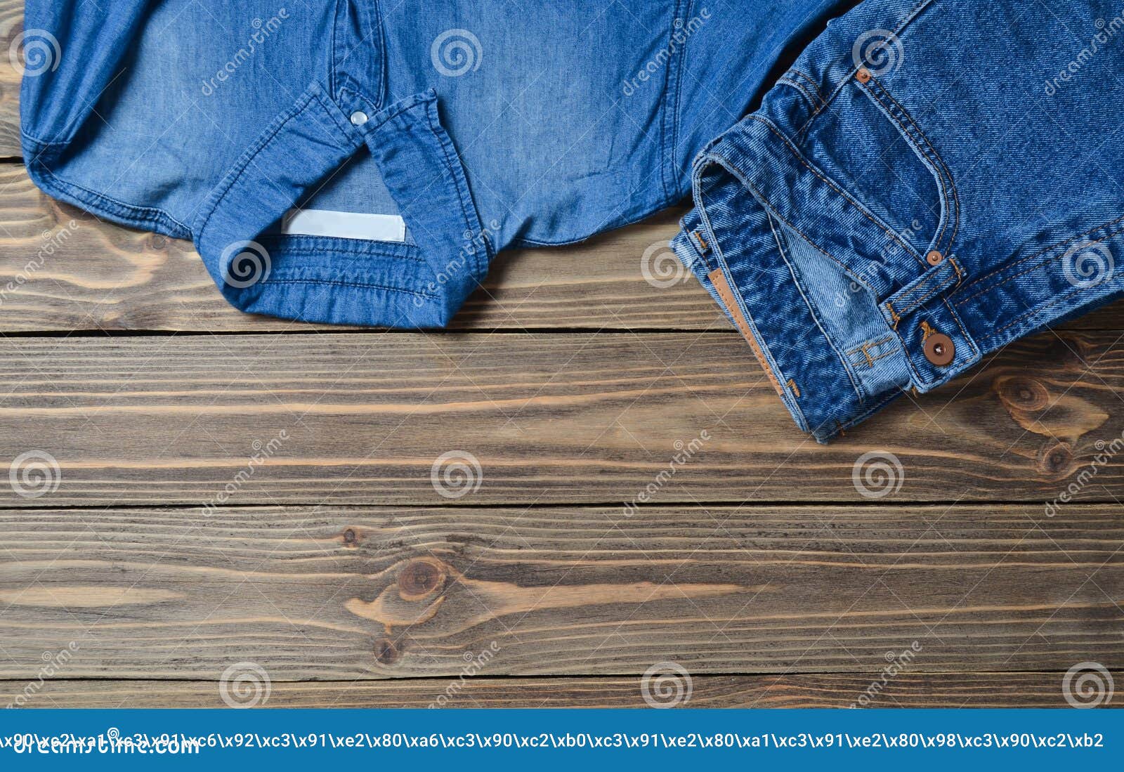 Jeansbroeken En Jeansoverhemd Op Een Houten Oppervlakte Stock ...