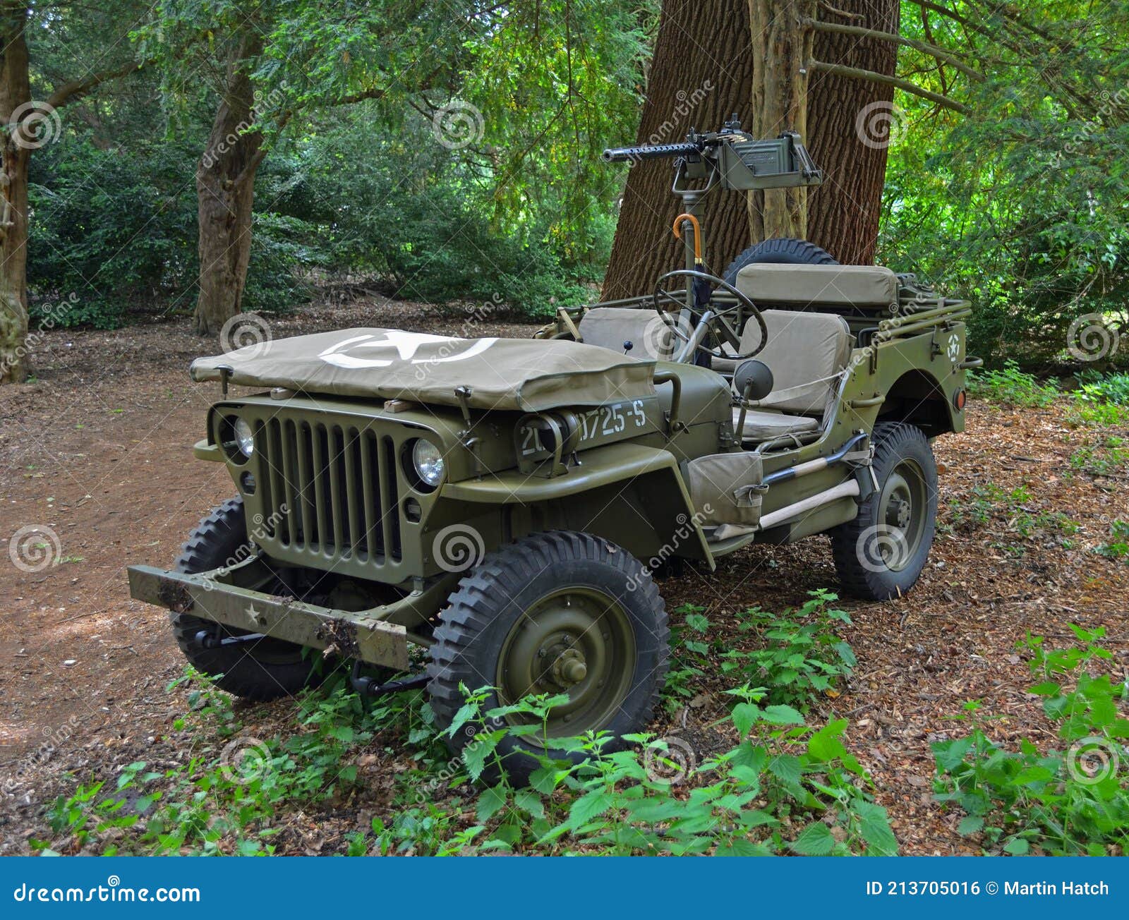 Jeep De La Segunda Guerra Mundial Con Ametralladora Aparcado En Bosques.  Foto editorial - Imagen de mundo, guerra: 213705016