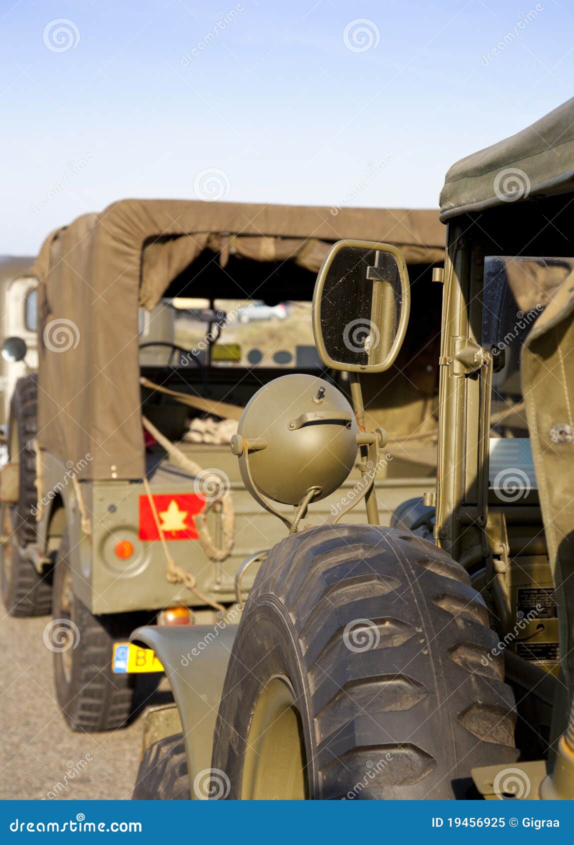 Jeep del ejército en el camino a varar. Jeep del ejército de los aliados usado en la Segunda Guerra Mundial