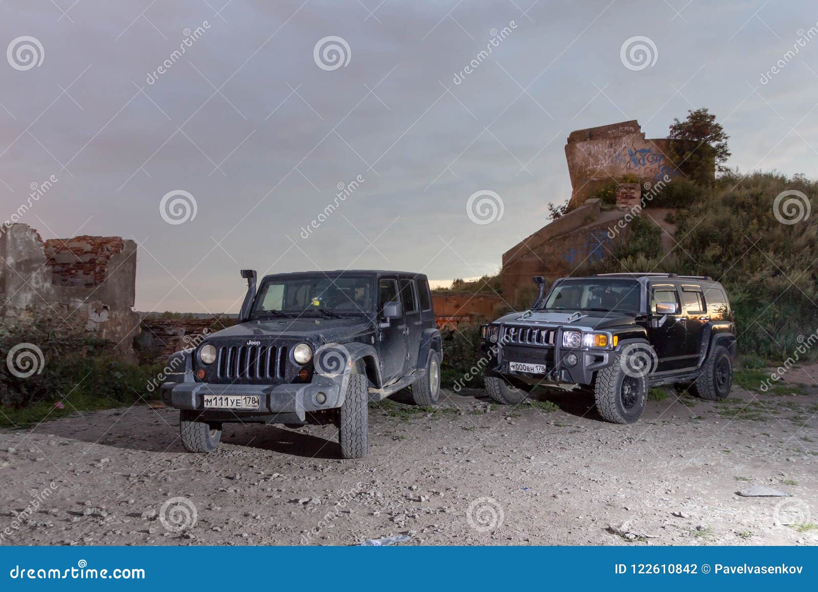 Jeep Wrangler and H3 Hummer Editorial Photography - Image of moon, july:  122610842