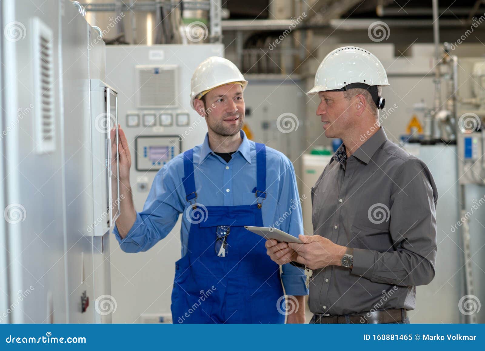 Jefe Con Trabajador En Fábrica Imagen de archivo - Imagen de personas ...