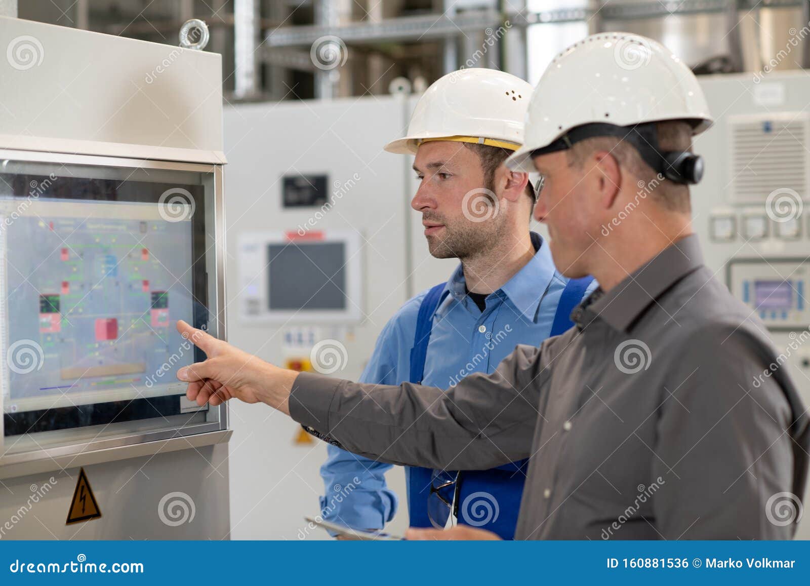 Jefe Con Trabajador En Fábrica Foto de archivo - Imagen de personas ...