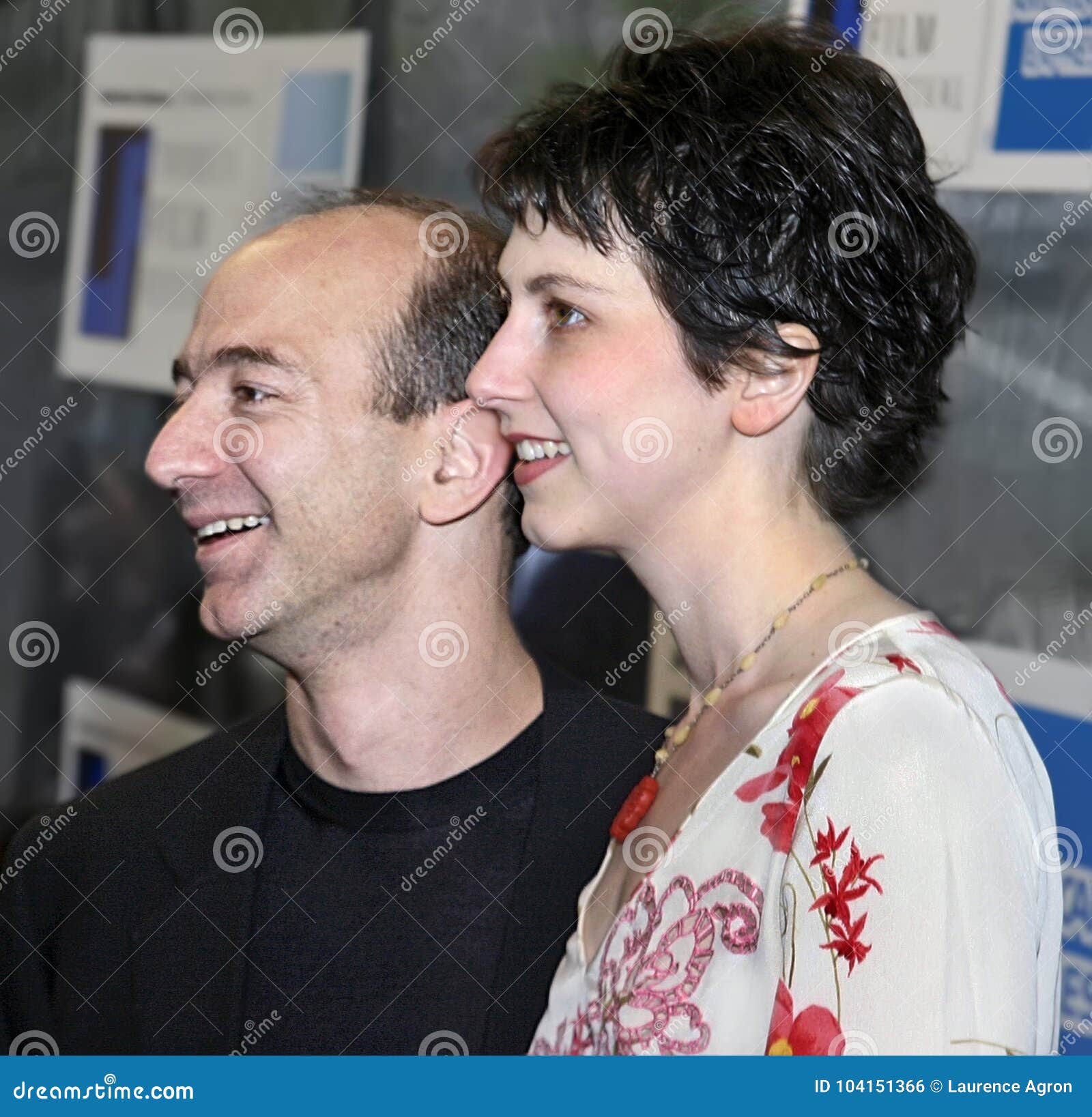 Jeff Bezos e MacKenzie Bezos. Jeff Bezos e la moglie MacKenzie Bezos arrivano al secondo festival cinematografico di Tribeca in Manhattan più bassa l'11 maggio 2003 sig.ra Bezos è un romanziere, mentre il suo marito è stato elencato da Forbes come l'uomo più ricco su terra Recentemente ha acquistato Washington Post ed è il fondatore e CEO di Amazon È un informatico, un imprenditore della tecnologia, un investitore e un filantropo principale pure