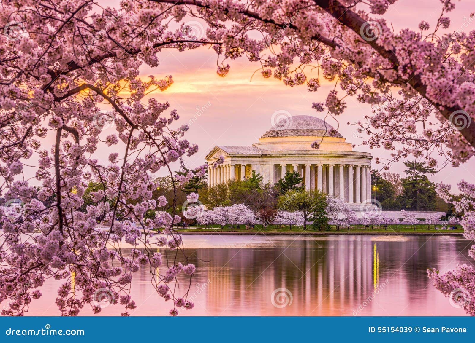 jefferson memorial in spring