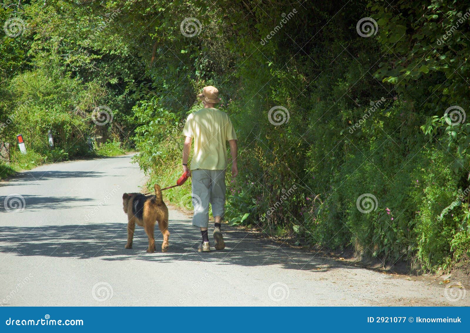 Jego ludzie jest jeden. Jego pies kraju lane dolców chodzi