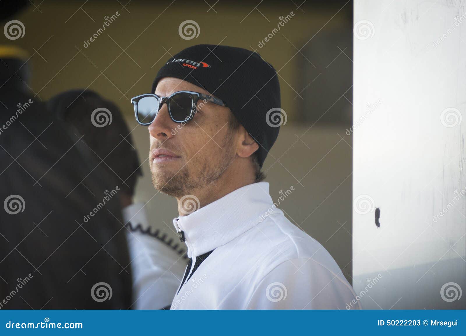 Jenson Button Jerez 2015. JEREZ, ESPAÑA - 2 DE FEBRERO: Jenson Button que prueba su nuevo coche de Mclaren Honda MP4-30 F1 en la primera prueba en el circuito de Jerez en Jerez, Andalucía, España en febrero 2, 2015