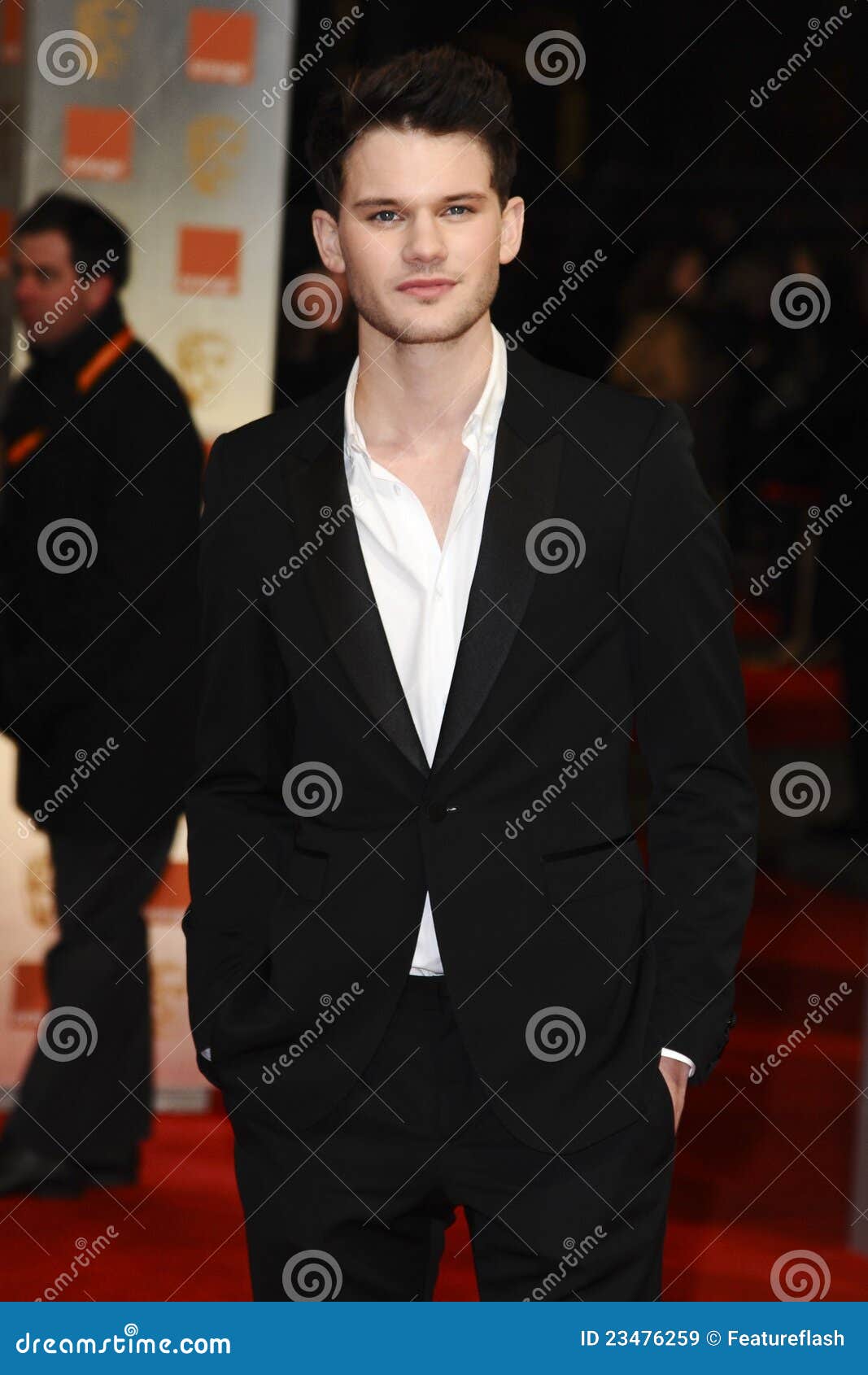 Jeremy Irvine editorial stock image. Image of film, covent - 23476259, image size:1067x1690