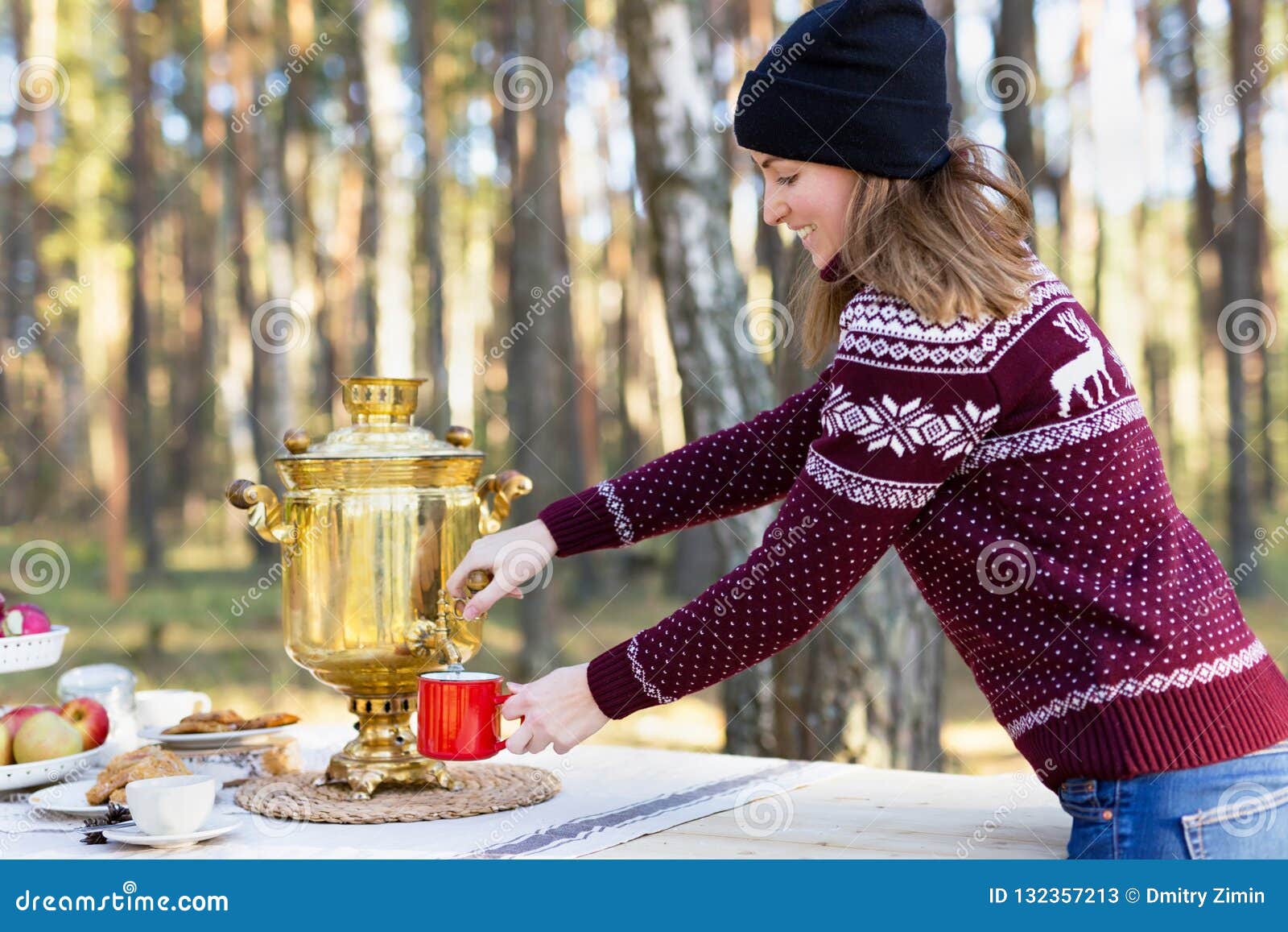 Pour some tea my cup. Горячий чай. Наливает кофе. Чай из чайника на белом фоне. Чай гиф арт.