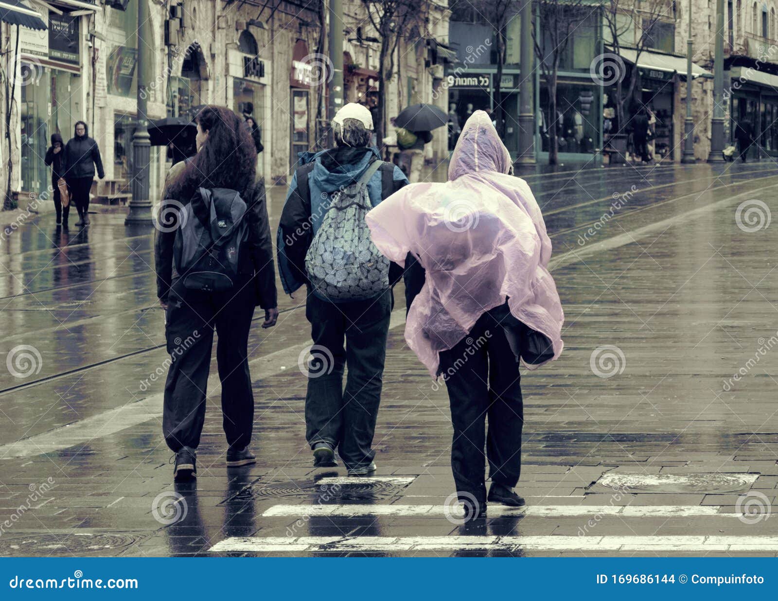 rol Strippen binnenkomst Three Woman Walking in the Rain with Backpack and Poncho Editorial Stock  Image - Image of umbrella, shopping: 169686144