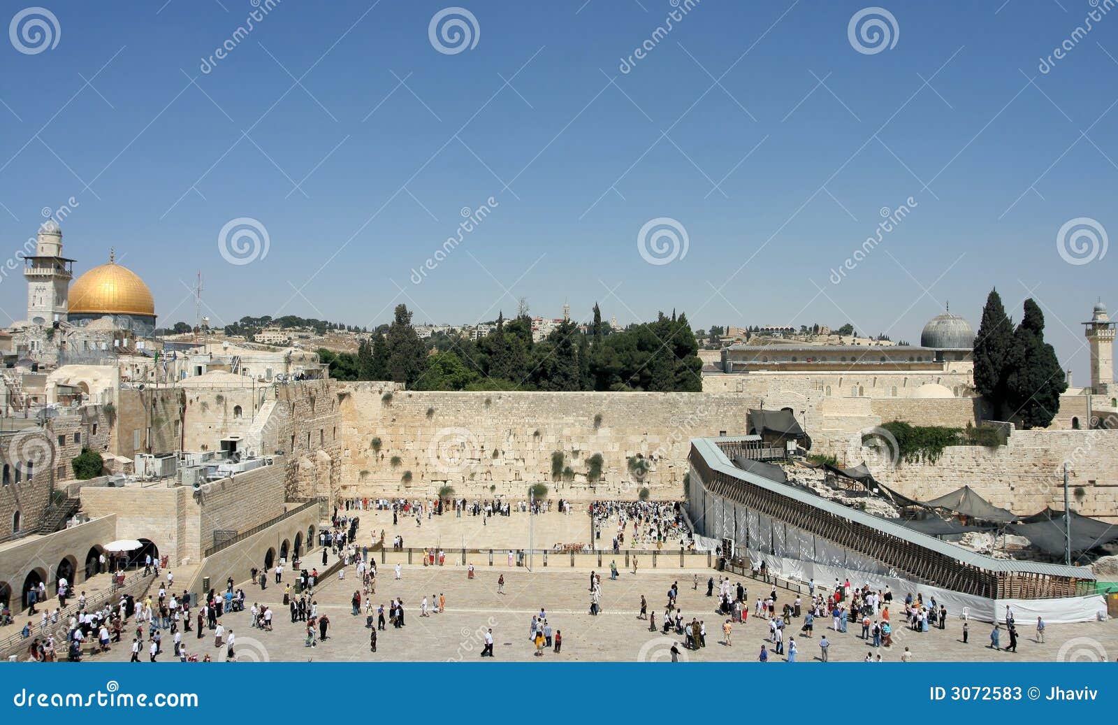 Jerusalem monteringstempel. Kupol som är guld- inklusive den västra väggen för sikt för tempel för jerusalem monteringsrock