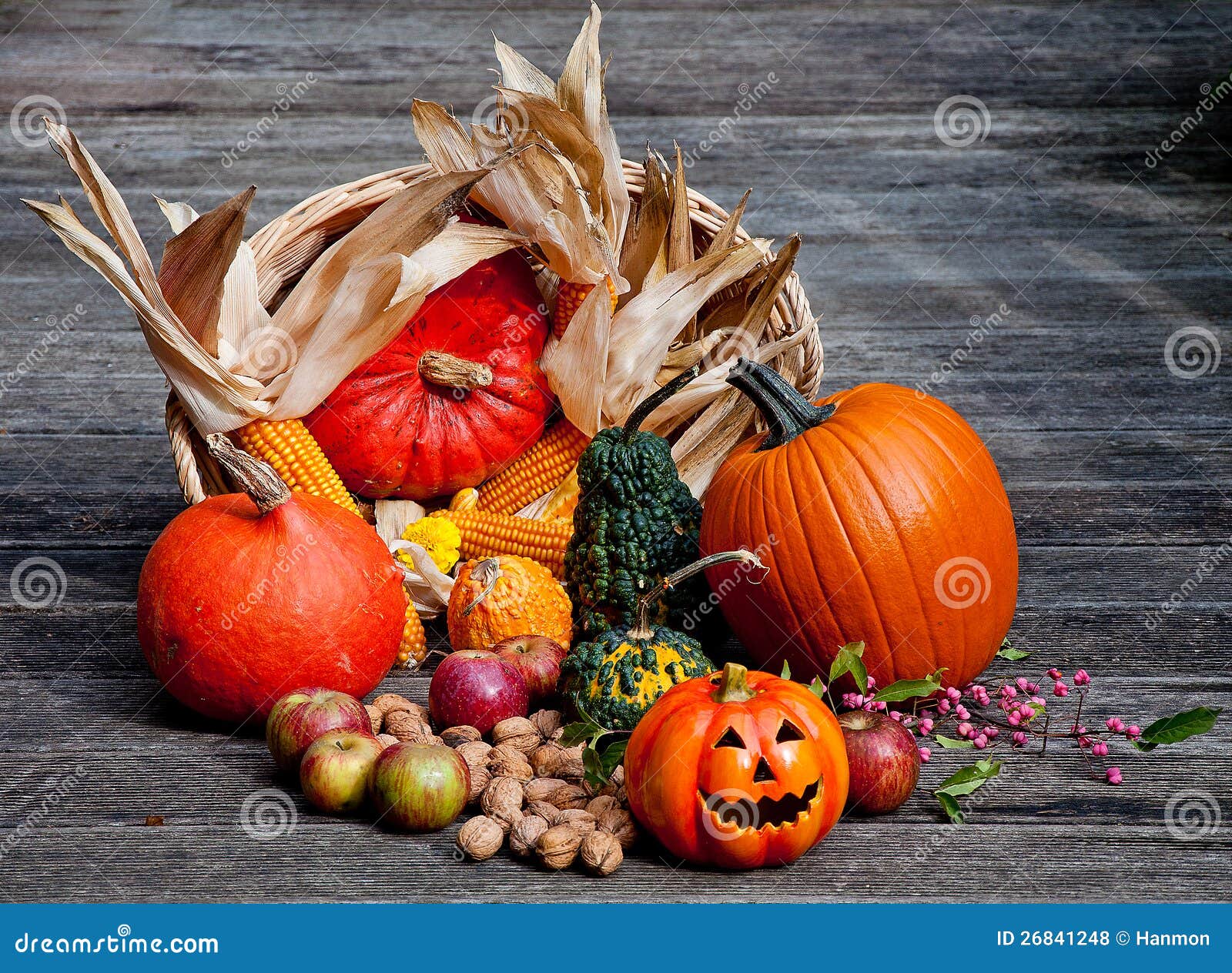 Jesień dekoracja. Halloweenowe banie z dekoracją na drewnianym stole