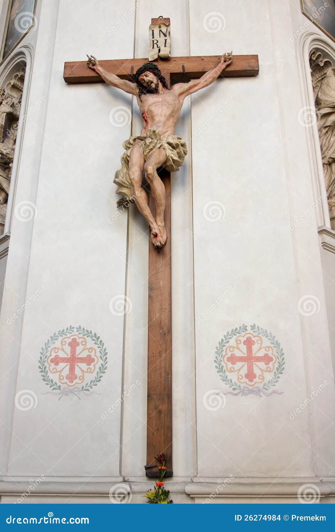Почему крест в ногах. Распятие Иисуса Христа католическое. Католический крест на храме. Католический крест с распятием. Распять на кресте в храме.