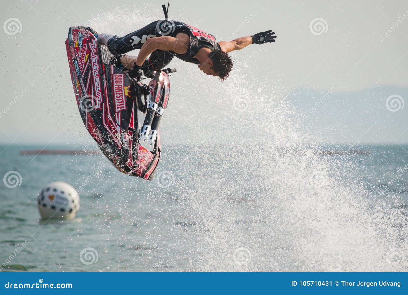 Jet Ski World Cup 2017 in Tailandia. Pattaya, Tailandia - 9 dicembre 2017: Taiji Yamamoto dal Giappone durante la sua prestazione alla concorrenza di stile libero durante la Jet Ski World Cup internazionale alla spiaggia di Jomtien, Pattaya, Tailandia