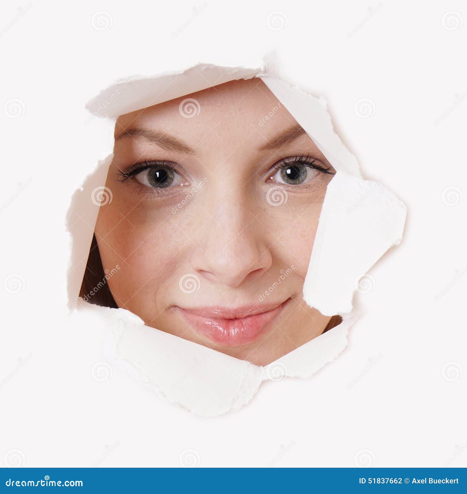 Ne Se Contentent Pas De Jeter Un Simple Coup D'oeil Jeter Un Coup D'oeil De Jeune Femme Photo stock - Image du ouverture