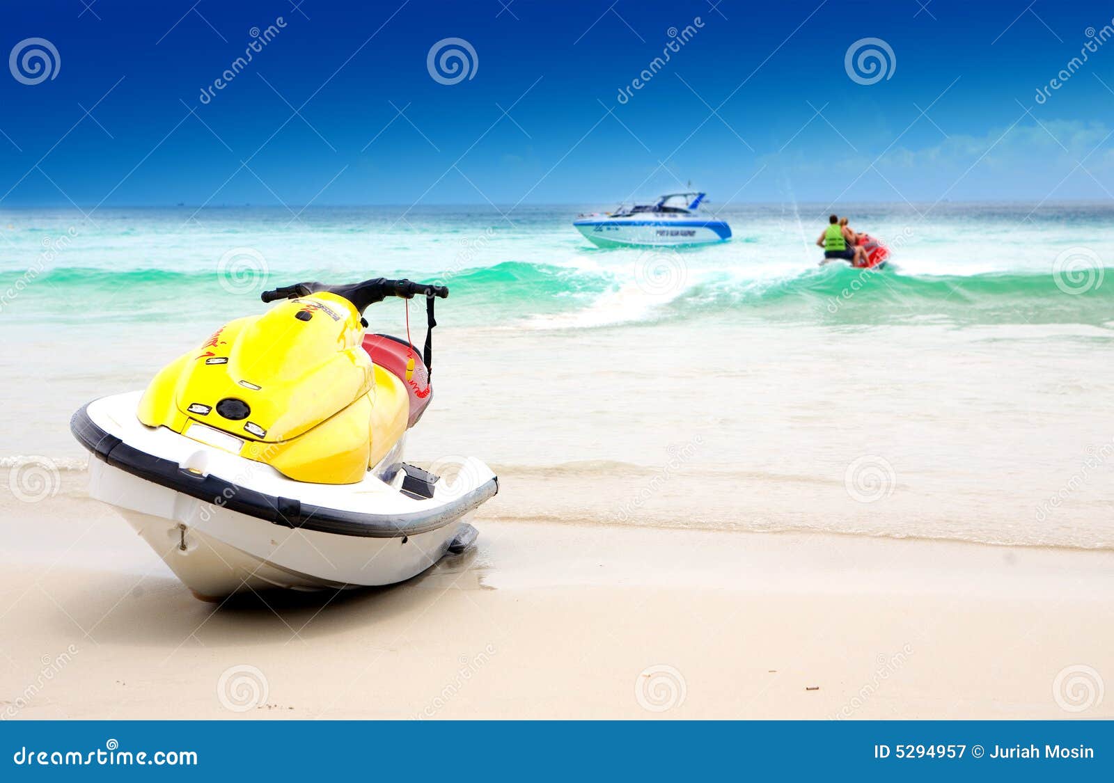 Jetski na praia arenosa com água de cristal e o céu azul no fundo