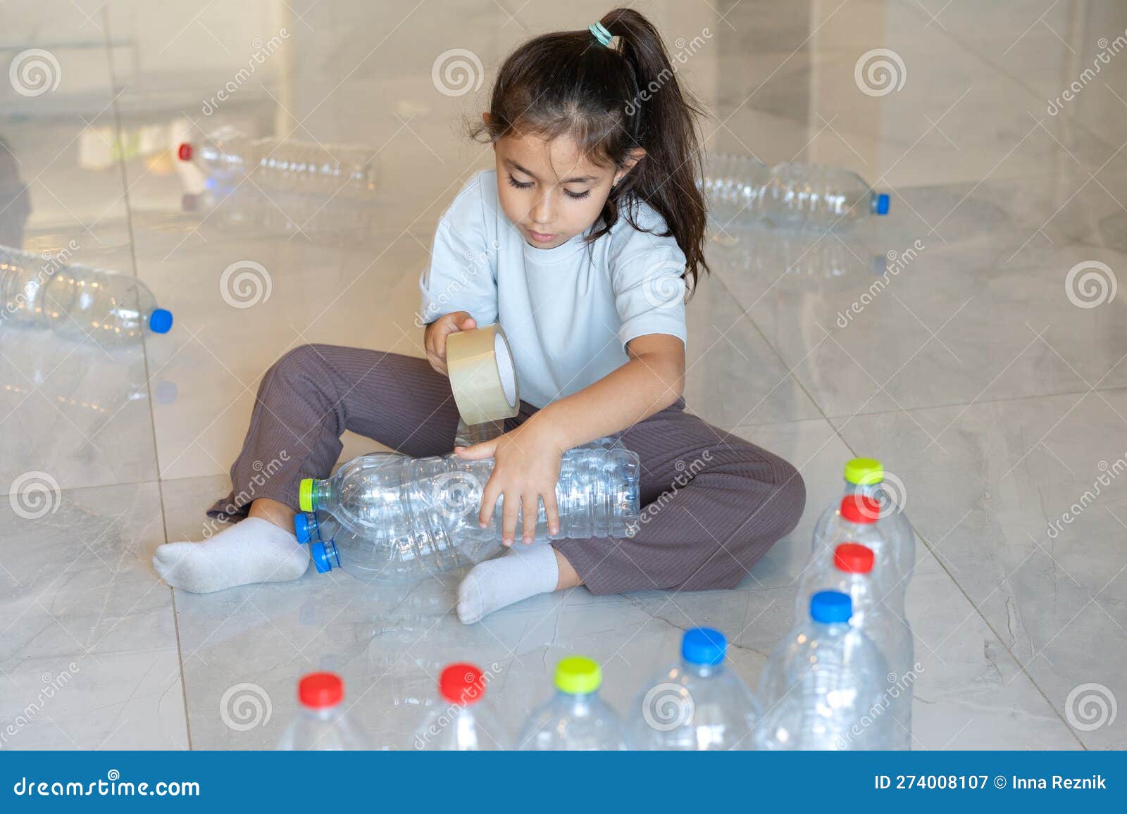 Jeu Créatif Avec Bouteilles En Plastique : Fille Construit Une Création  éco-généreuse Sur Le Sol. Image stock - Image du étage,  environnementalisme: 274008107