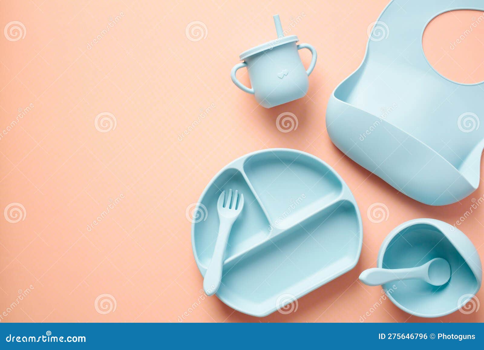 Jeu D'alimentation Pour Bébé Sur Fond De Couleur. Boules En Silicone à  Couche Plate Divisées Assiettes Bib Sippy. Ustensiles De Cu Photo stock -  Image du cuisine, enfance: 275646796