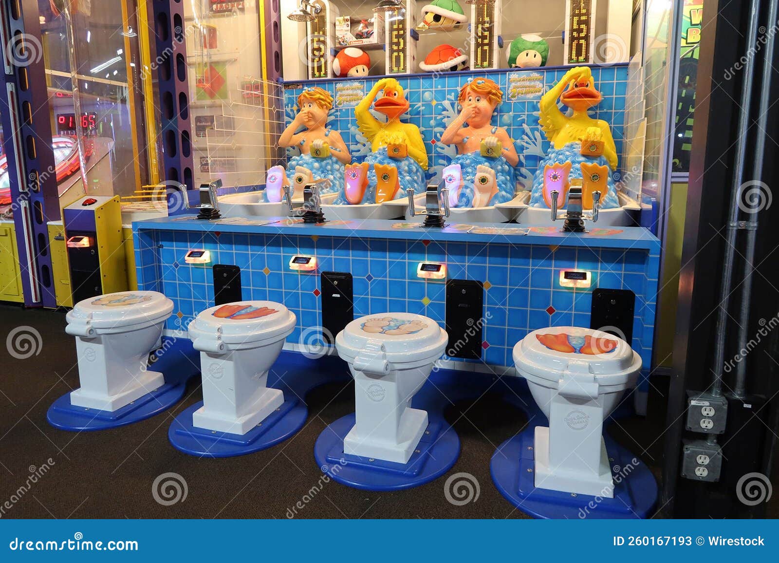 Jeu D'arcade De Bain De Toilette Drôle Avec Des Personnages Amusants Photo  stock éditorial - Image du bain, lavage: 260167193