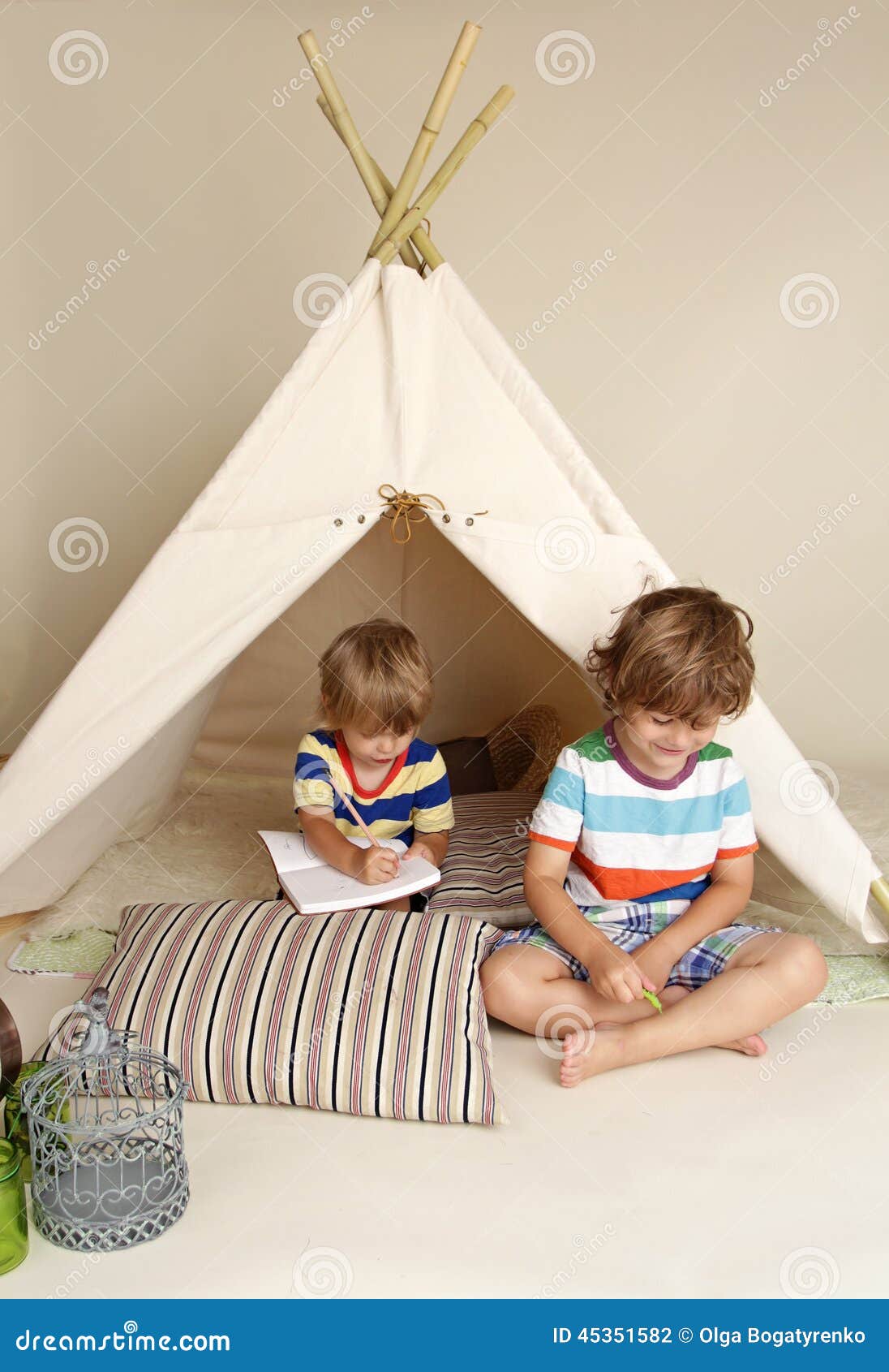 Jeu D'intérieur Avec La Tente De Tipi Photo stock - Image du enfants, enfant:  45351582