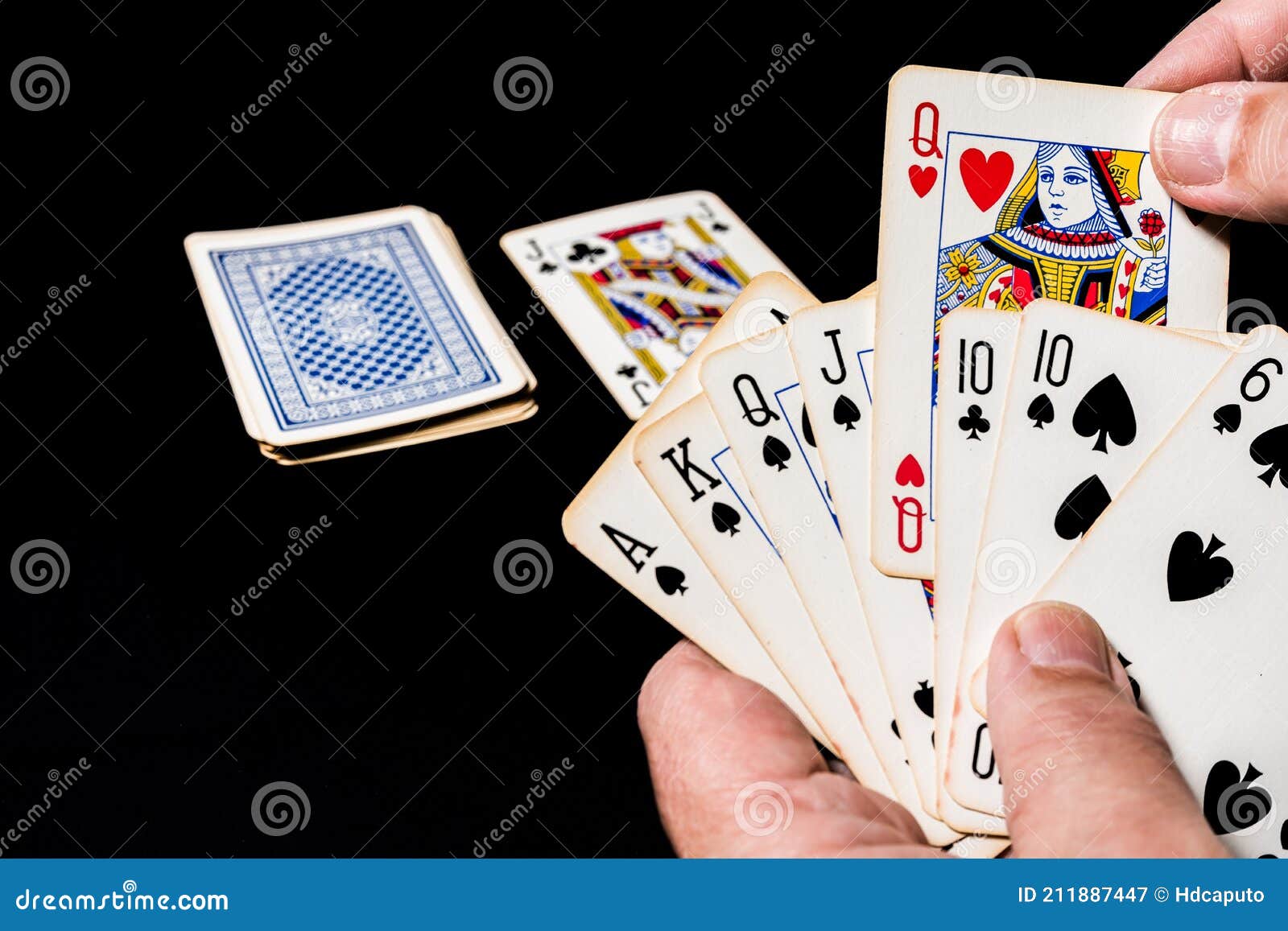 Jeu De Cartes De Poker Sur Une Table. Main Tenant Quelques Cartes Montrant  Son Jeu. Sélectionner Une Carte à Ignorer Image stock - Image du cartes,  joueur: 211887447