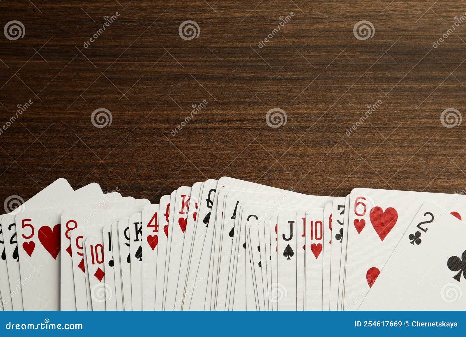 Jeu De Cartes Sur Table En Bois Vue Du Haut. Espace Pour Le Texte Image  stock - Image du carte, victoire: 254617669