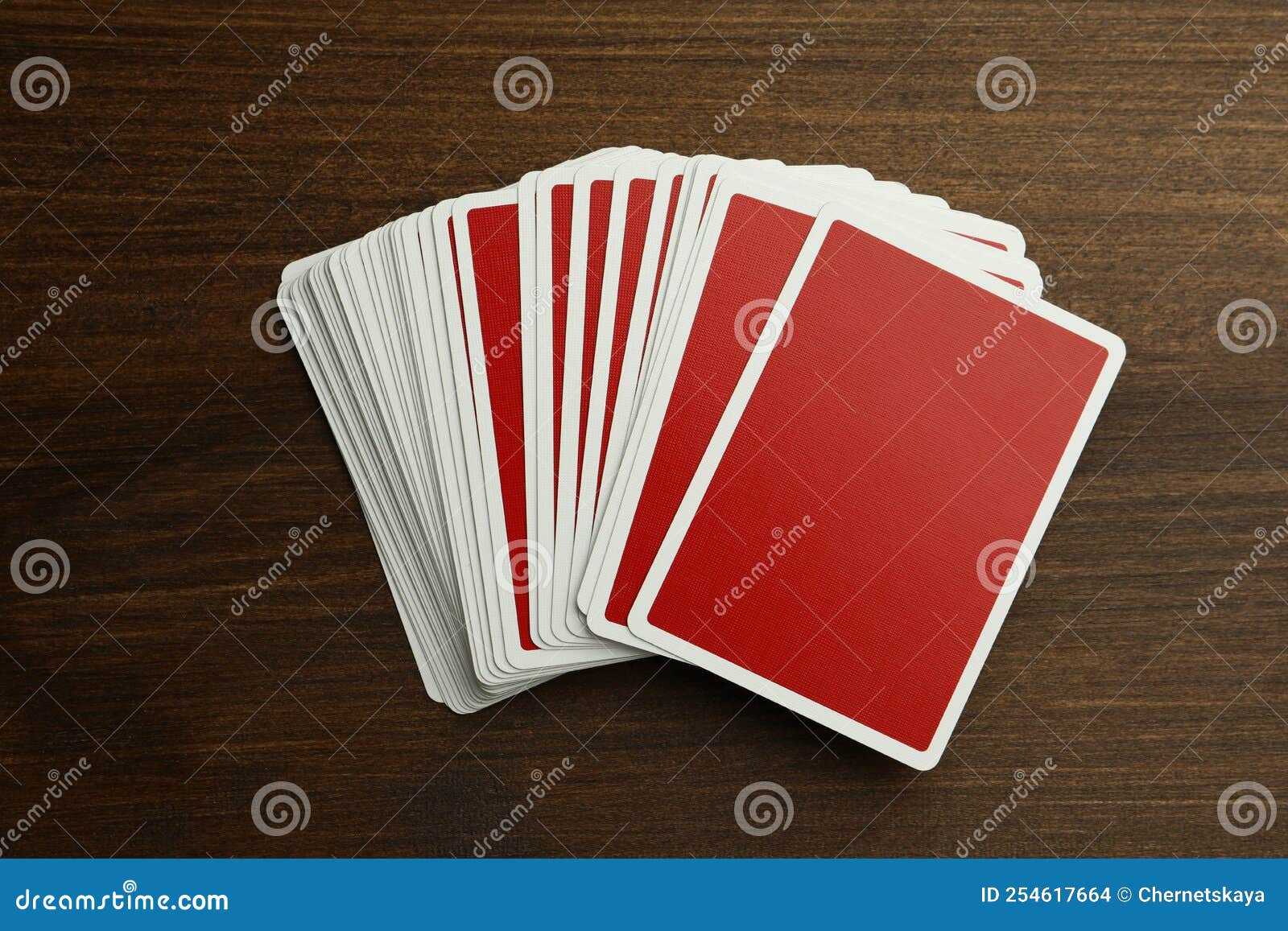 Jeu De Cartes Sur Table En Bois Vue Du Haut. Jeu De Poker Photo stock -  Image du affaire, rouge: 254617664