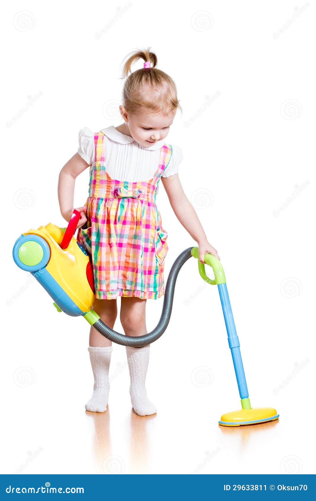 Jeu De Fille D'enfant Et Pièce De Nettoyage Avec L'aspirateur De Jouet  Image stock - Image du studio, travail: 29633811