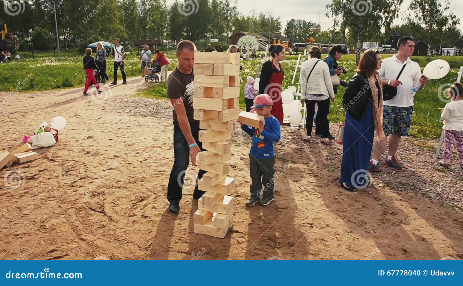 Jeu De Jenga De Jeu De Petit Garçon Avec Le Papa Adulte Sur Le Sable Chute  De Tour Festival D'été Banque De Vidéos - Vidéo du adulte, énergie: 67778040