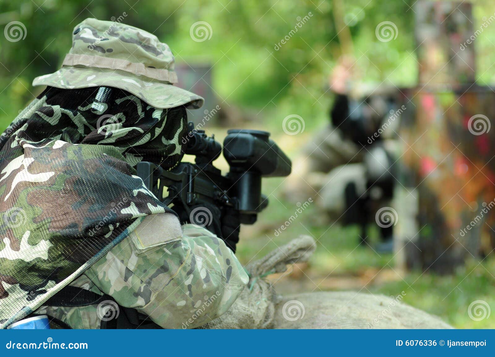 Jeu de Paintball photo stock. Image du action, passe, homme 6076336