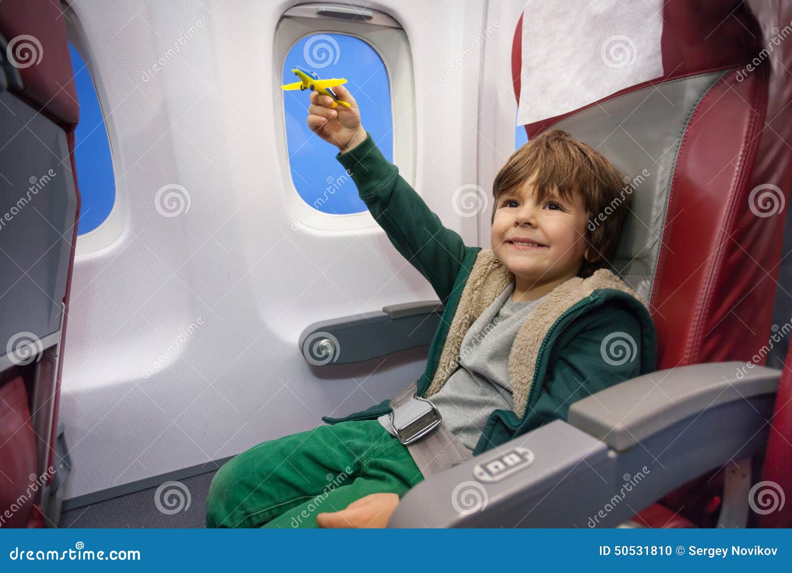Petite Fille En Avion Avec Tablette