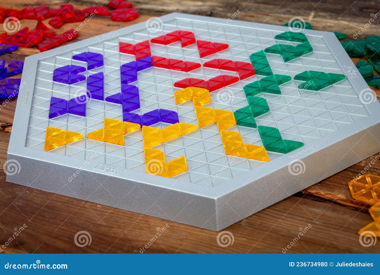 Jeu De Plateau De Stratégie De Blokus Trigon Sur Table En Planche De Bois  Image éditorial - Image du panneau, amusement: 236734980