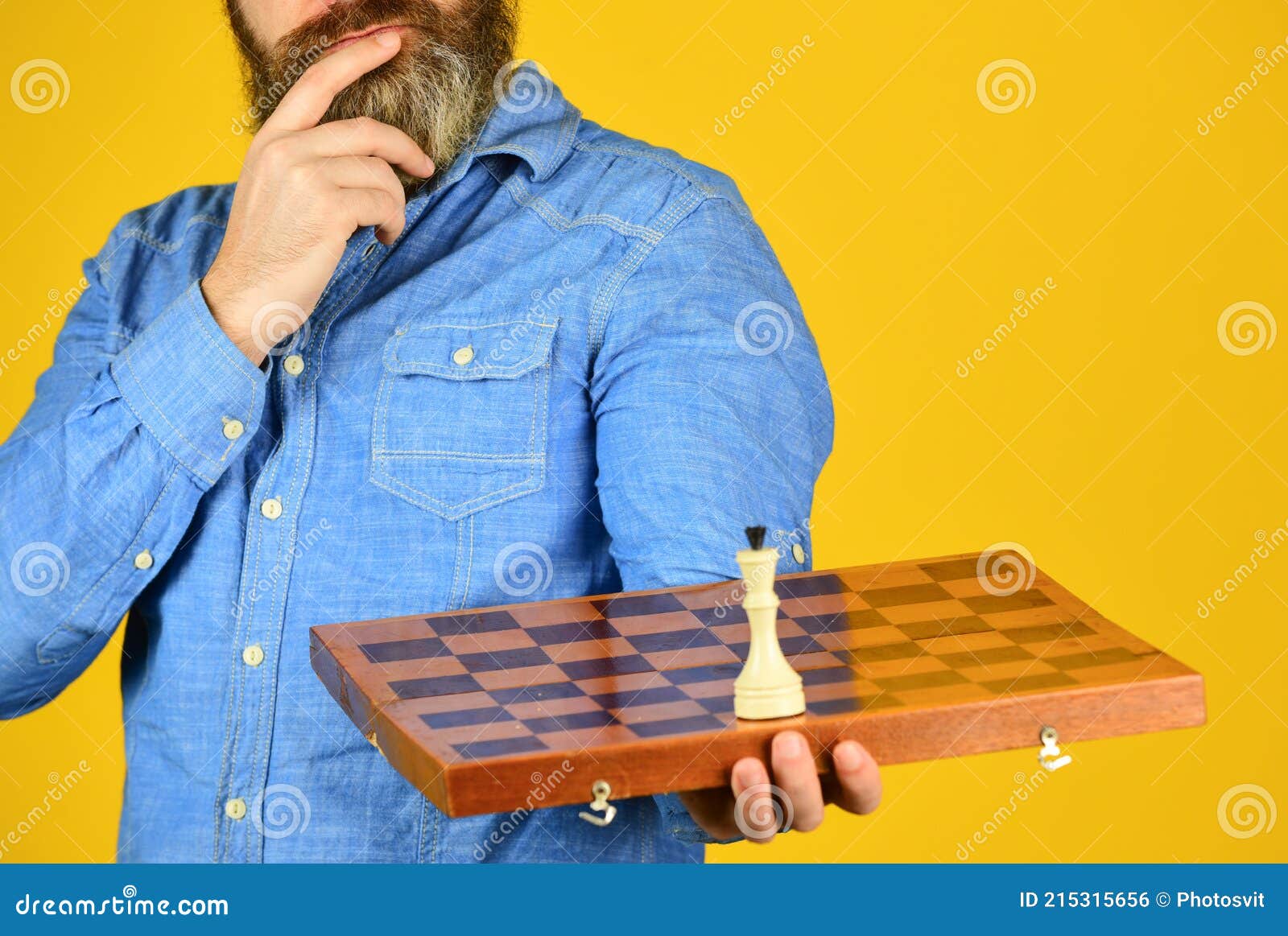 Jeu De Société. Nivellez Votre Iq. Barbu Homme Tenir échiquier. Concept De  Quotient D'intelligence. Cerveau Humain Photo stock - Image du checkmate,  conduite: 215315656