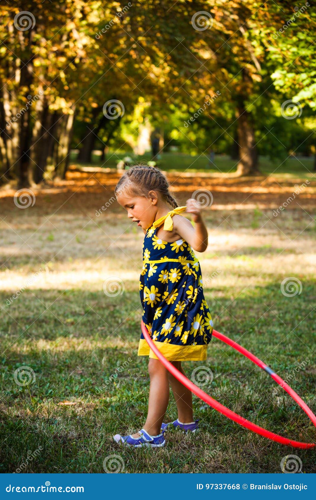 Enfant Mignon De Fille Jouant Avec Le Cerceau