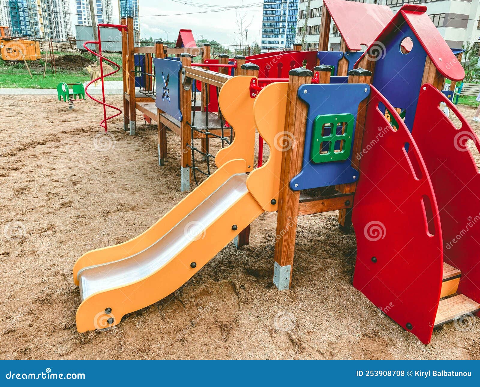 aire de jeux pour enfants avec sable. bac à sable pour enfants