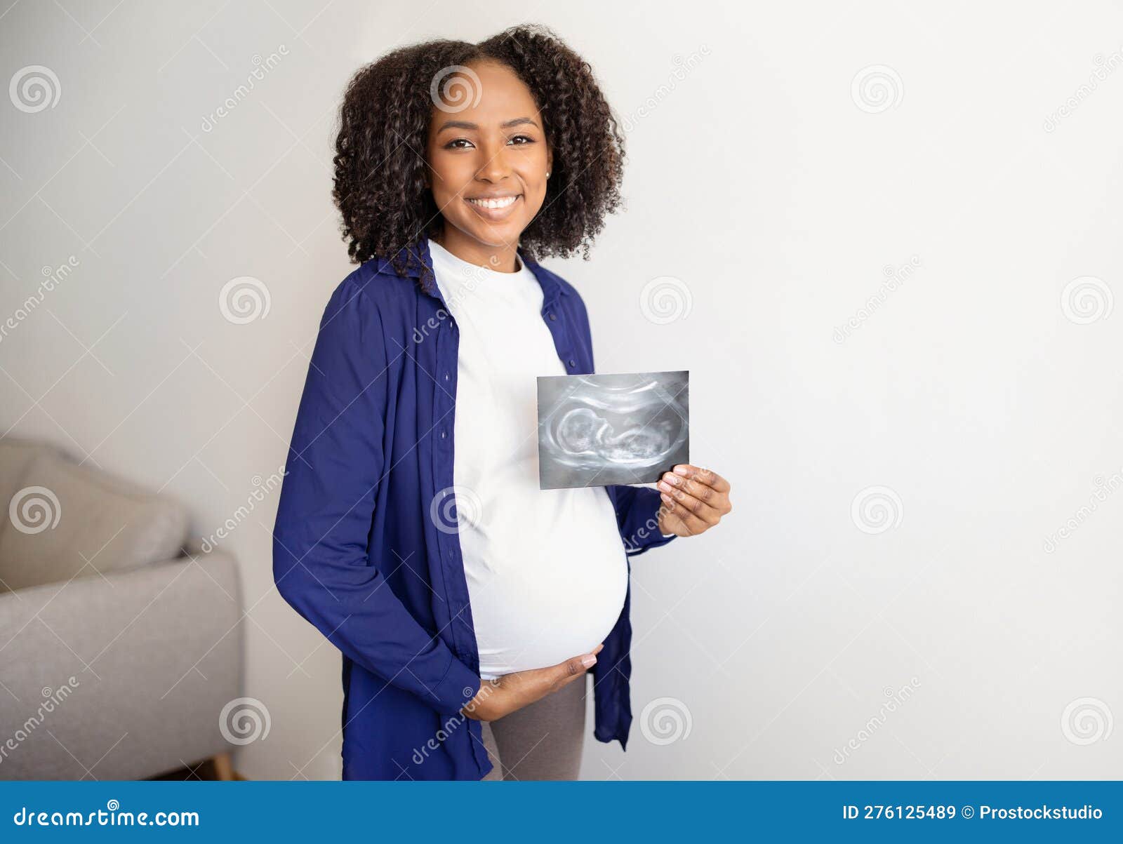 https://thumbs.dreamstime.com/z/jeune-afro-am%C3%A9ricaine-joyeuse-femme-enceinte-avec-le-ventre-dans-un-cadre-d%C3%A9contract%C3%A9-montrer-l-%C3%A9chographie-du-b%C3%A9b%C3%A9-%C3%A0-276125489.jpg
