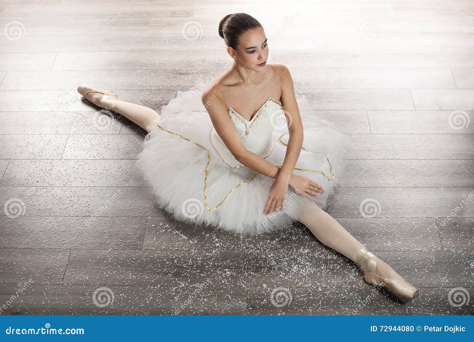 Jeune Ballerine Dans La Danse Classique De Pose De Ballet Photo stock