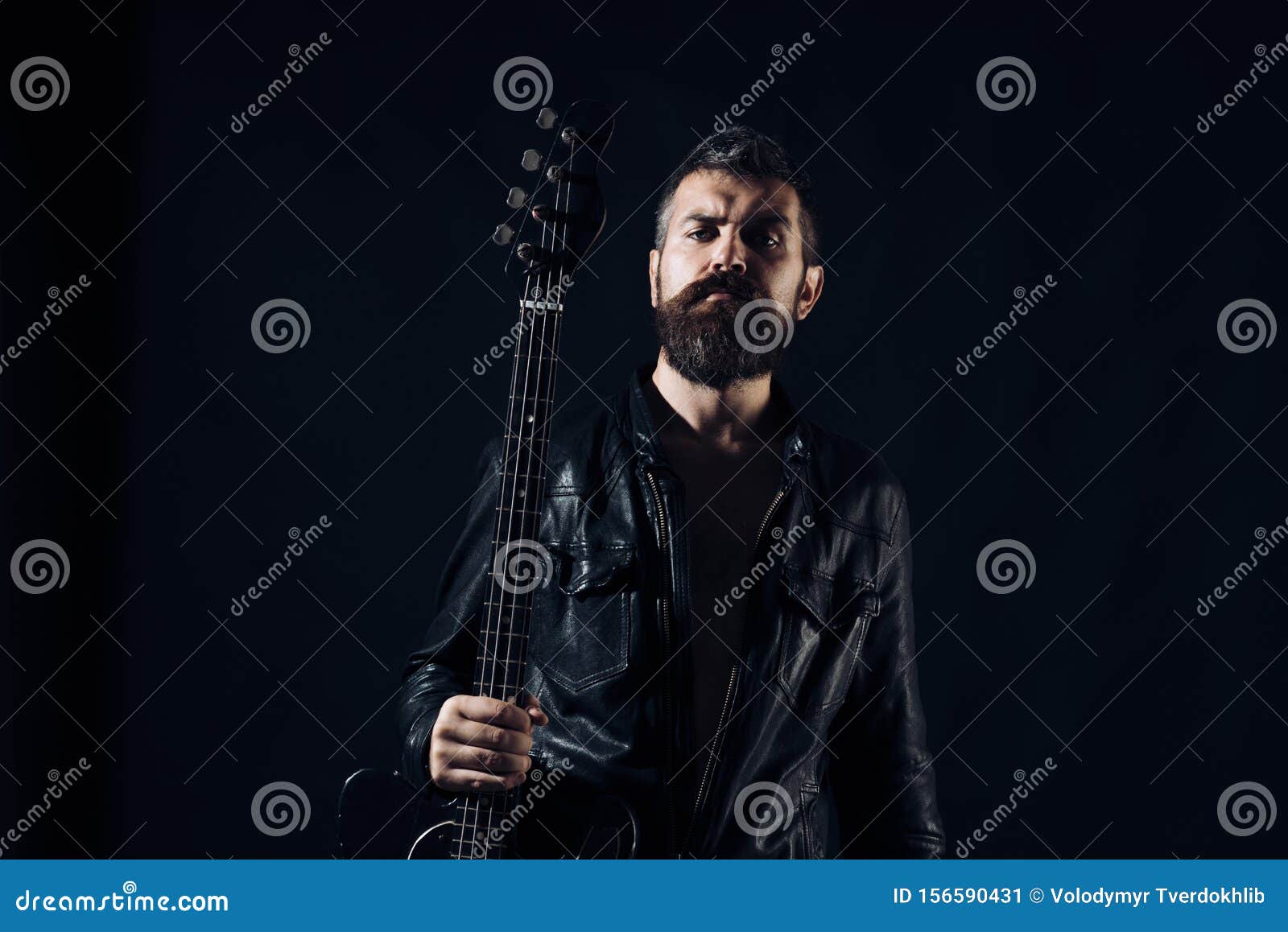 Jeune Homme Barbu Avec Guitare Électrique. Une Personne Adulte